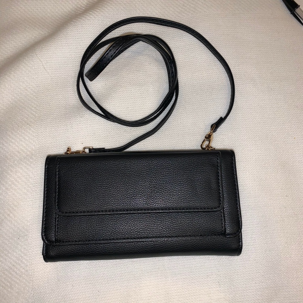 Wome's black crossbody wallet